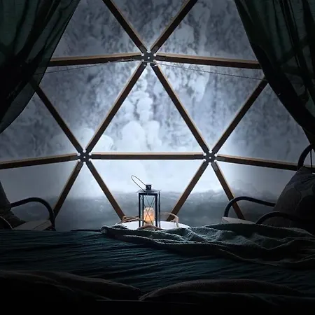Tente de luxe Aurora Igloo Fireplace-heated Tents In A Secret Forest With Private Jacuzzi And Shared Sauna Bathroom And Dog Friendly Rovaniemi