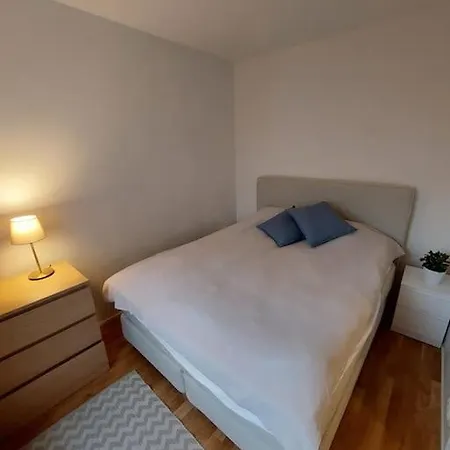 Huoneisto Floor Flat W. Sauna/balcony/free Parking