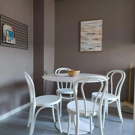 Spacious And Charming Apartment *