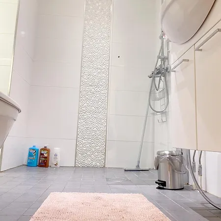 Spacious In Heart Of Apartment *