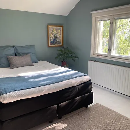 Cozy And Calm House W 3 Bedroom And Bus Connection To Santa Claus *