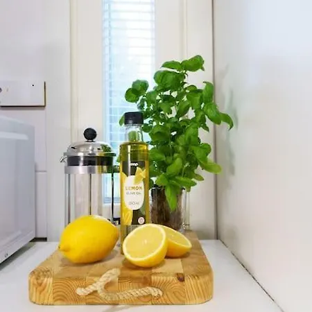 Apartment Nordic Nook, Great Location, Free Parking & Wi-fi