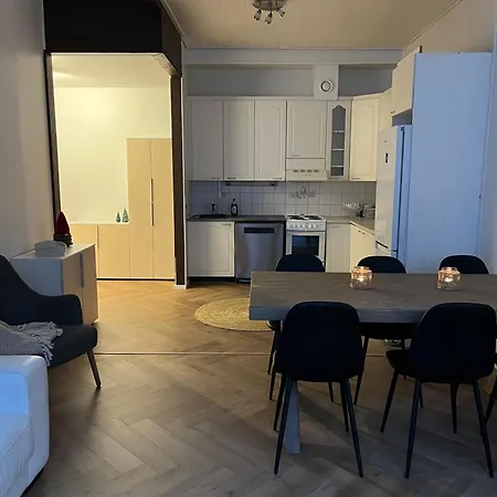 Luxury Apartments, Ukko *