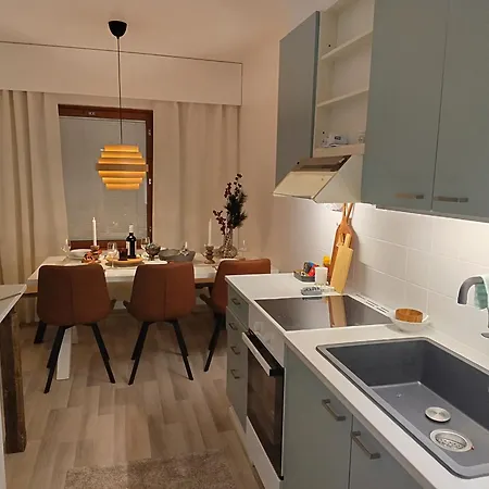 Apartment Wolf Street Gem, Free Parking N Nearby Bus Stop *