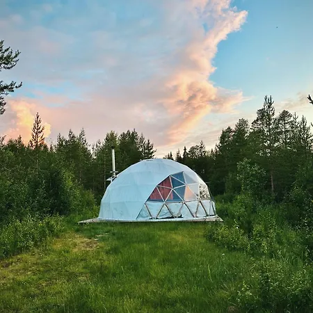 Aurora Igloo Fireplace-heated Tents In A Secret Forest With Private Jacuzzi And Shared Sauna Bathroom And Dog Friendly