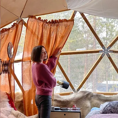Tente de luxe Aurora Igloo Fireplace-heated Tents In A Secret Forest With Private Jacuzzi And Shared Sauna Bathroom And Dog Friendly